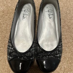 Life Stride Women's Black and Gray Plaid Flats